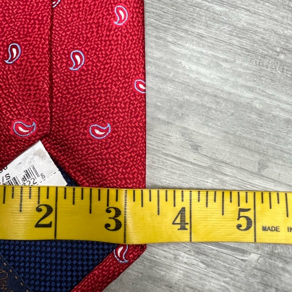 David Donahue NWT Red w/ Blue & White Paisley Check Silk Tie - Picture 5 of 5